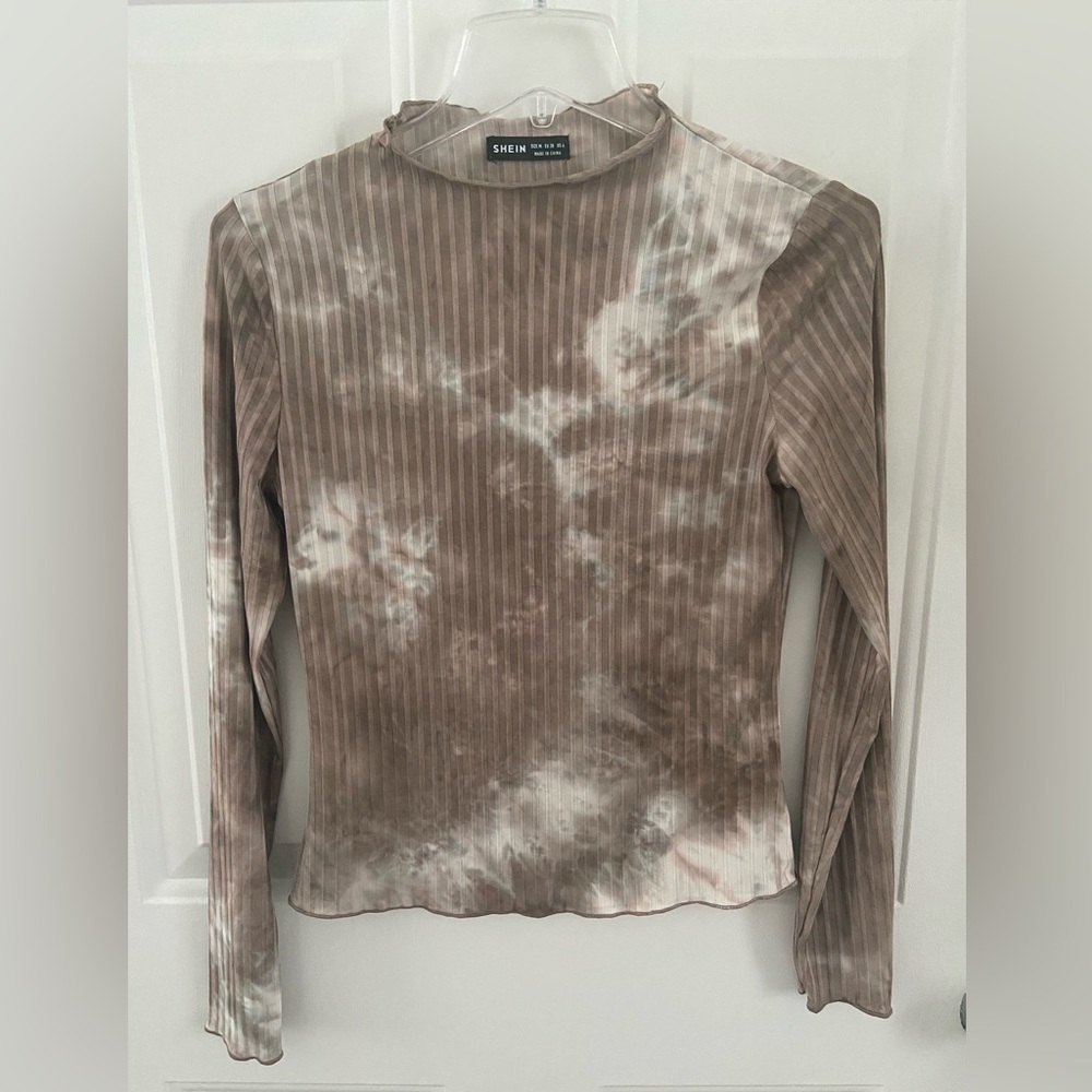 Tan and cream tie-dye turtle neck